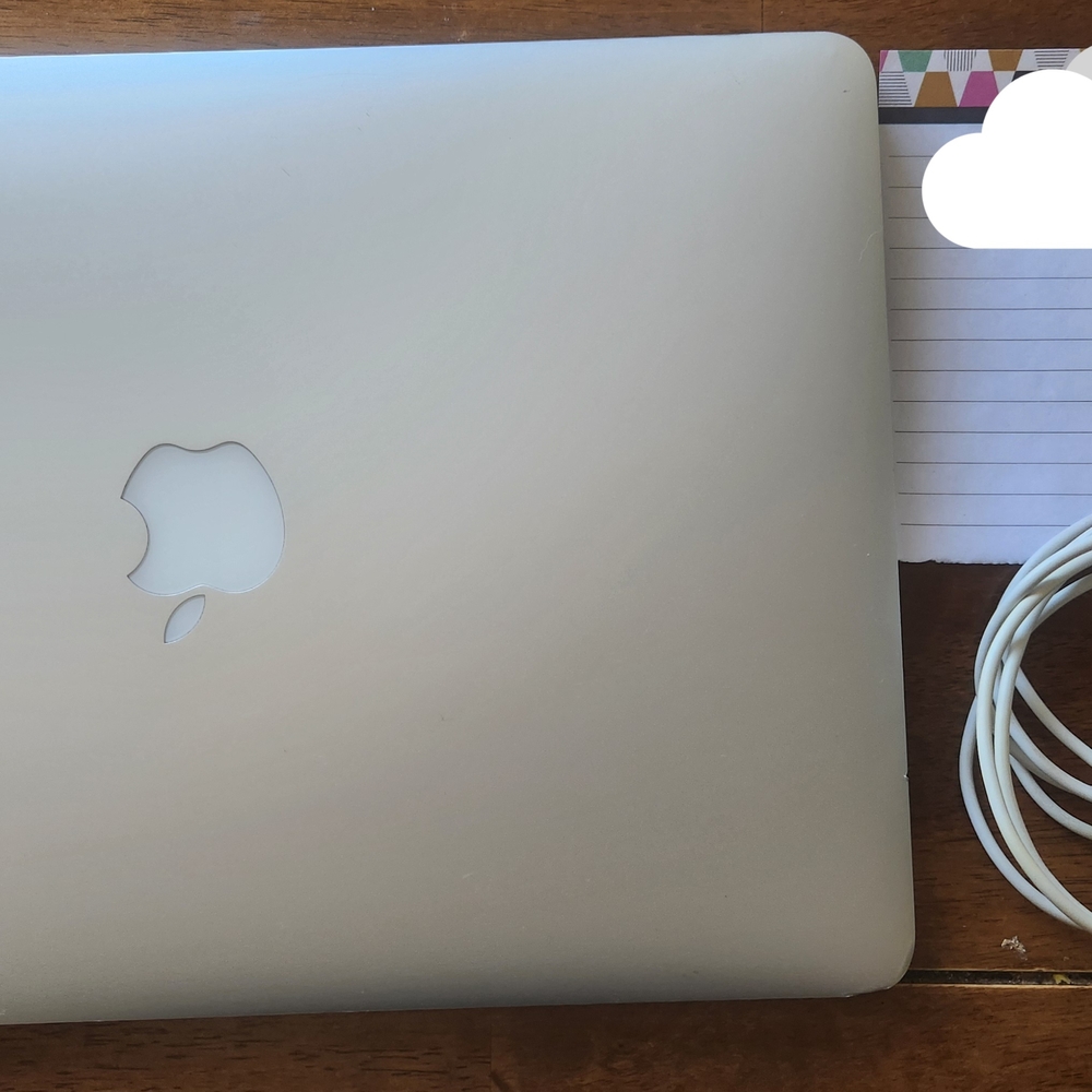 Apple MacBook in Sleek Silver